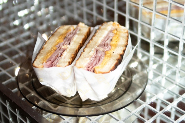 Le sandwich au jambon revisité : l’incontournable de notre restaurant à Toulon