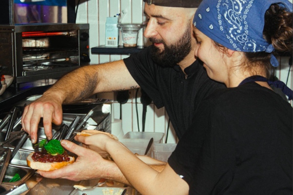 Street Food peut-elle rimer avec équilibre ? Le pari de la fraîcheur chez Frankie Family.