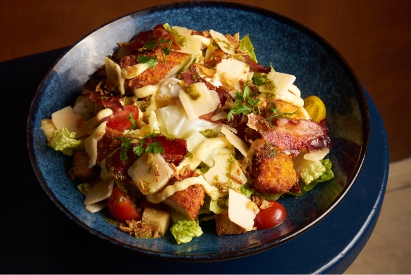L’art du grand classique : La Salade César redéfinie au centre-ville de Toulon