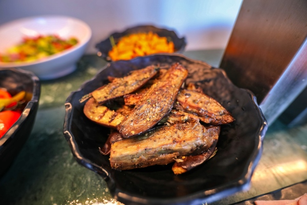 Aubergine rôtie, sauce romesco et citron confit : La preuve qu&rsquo;un plat végétarien peut être explosif
