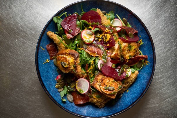 Canard pané, chèvre chaud au thym et vinaigrette agrumes-miel : La Salade Canarde selon Frankie